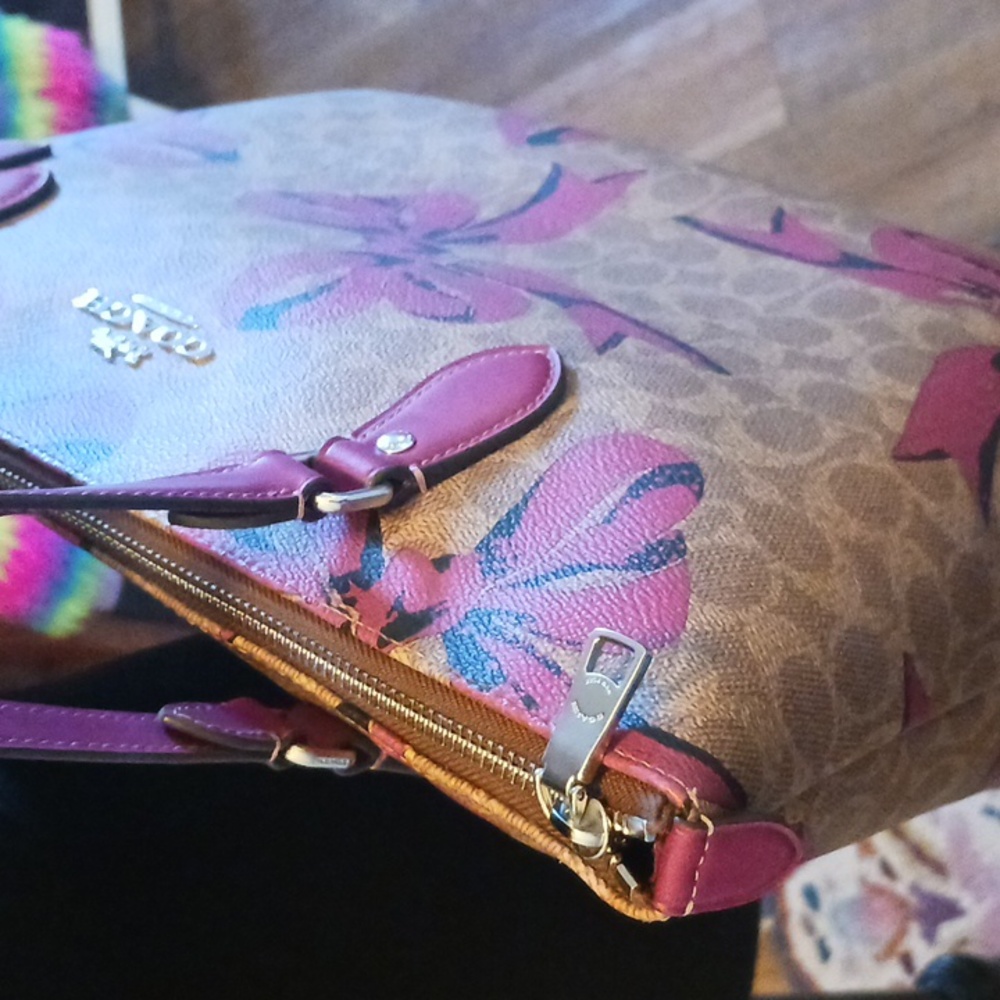 Coach Gallery Tote - Singature Print With Pink Bows - Picture 3 of 14